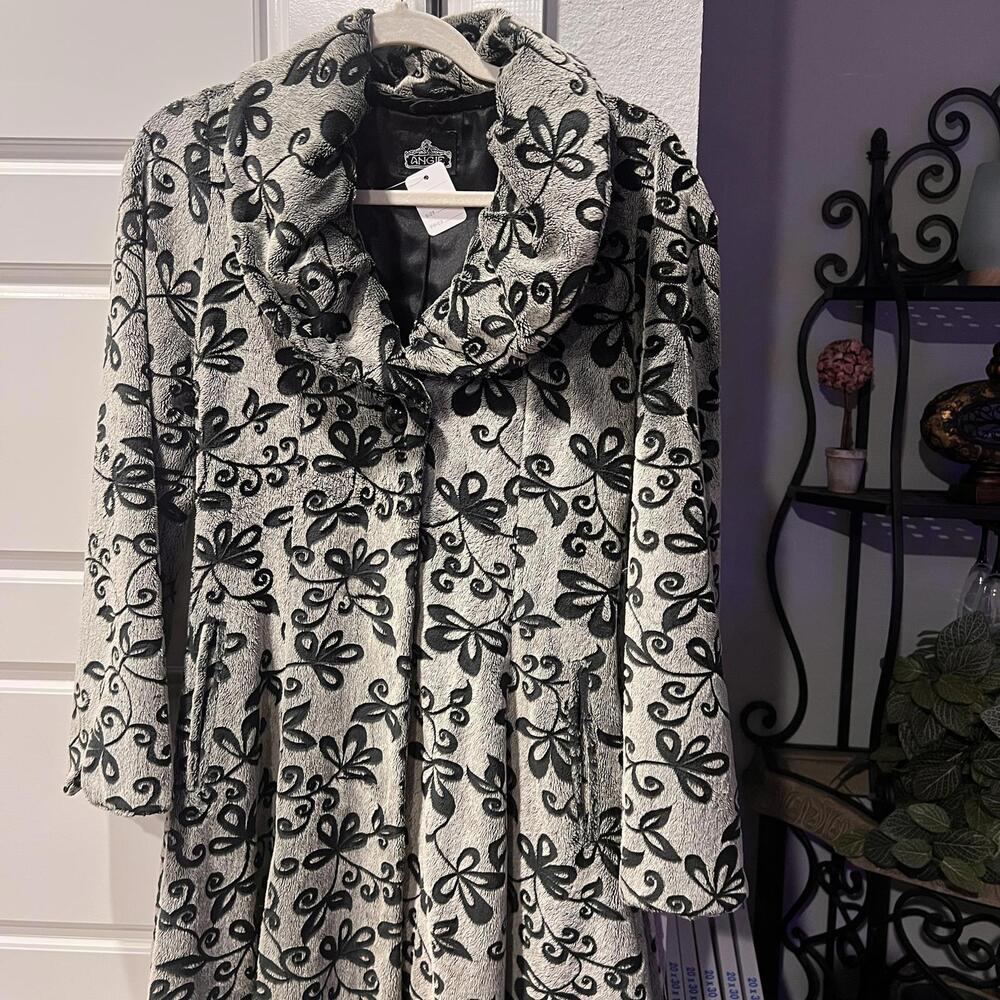Angie Women's Gray and Black Floral Patterned Coat